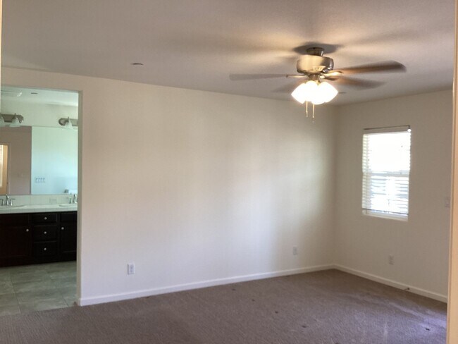 Building Photo - 2573 Daisy Dr