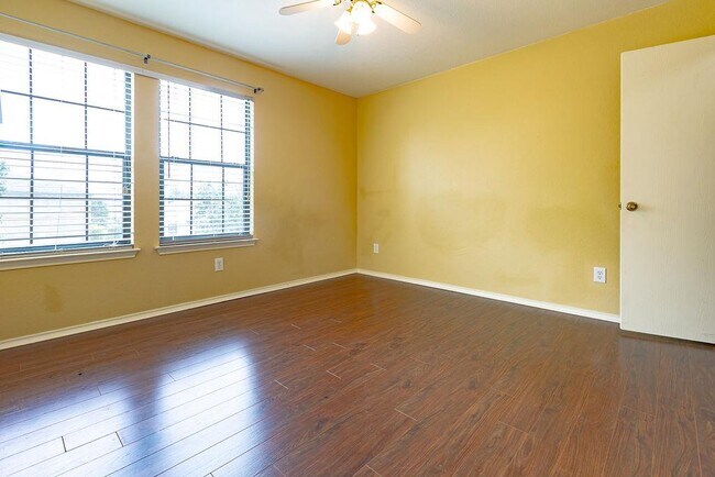 Building Photo - 211 Rim Rock Dr