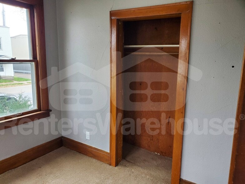 Building Photo - 407 N Elm Ave