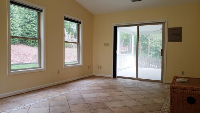 Building Photo - 1542 Surry Hill Ct