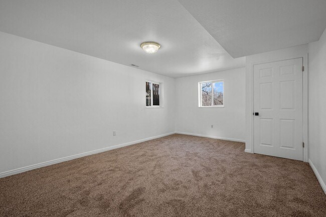 Building Photo - 8566-8568-8568 Wasatch Blvd