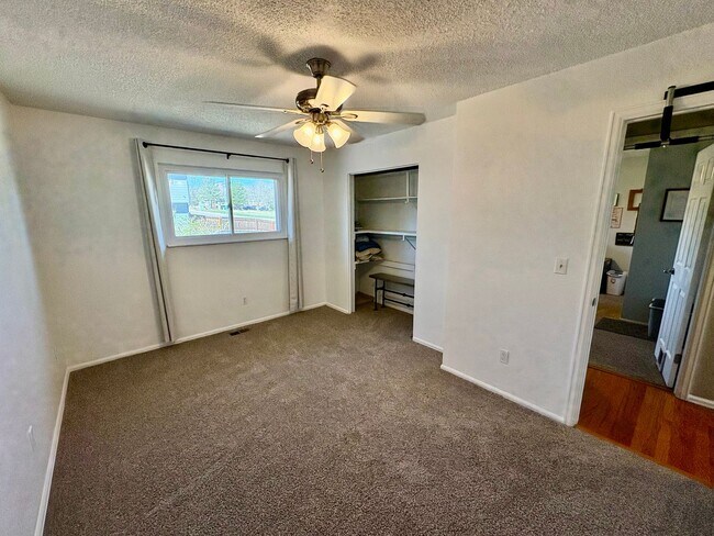 Building Photo - Stunning Morrison 3 bed/2 bath Corner Lot