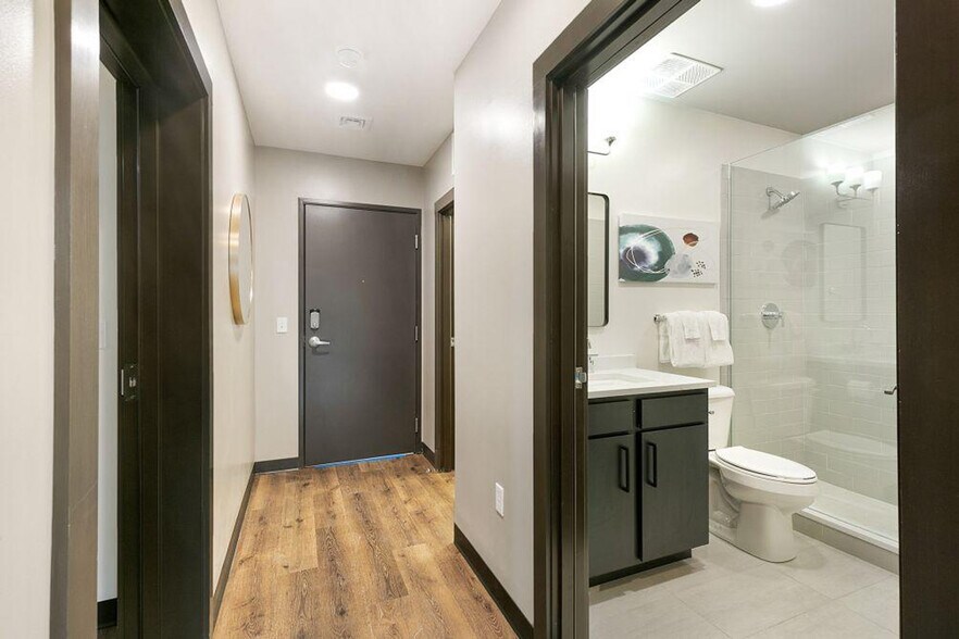 Building Photo - 611 Commerce St