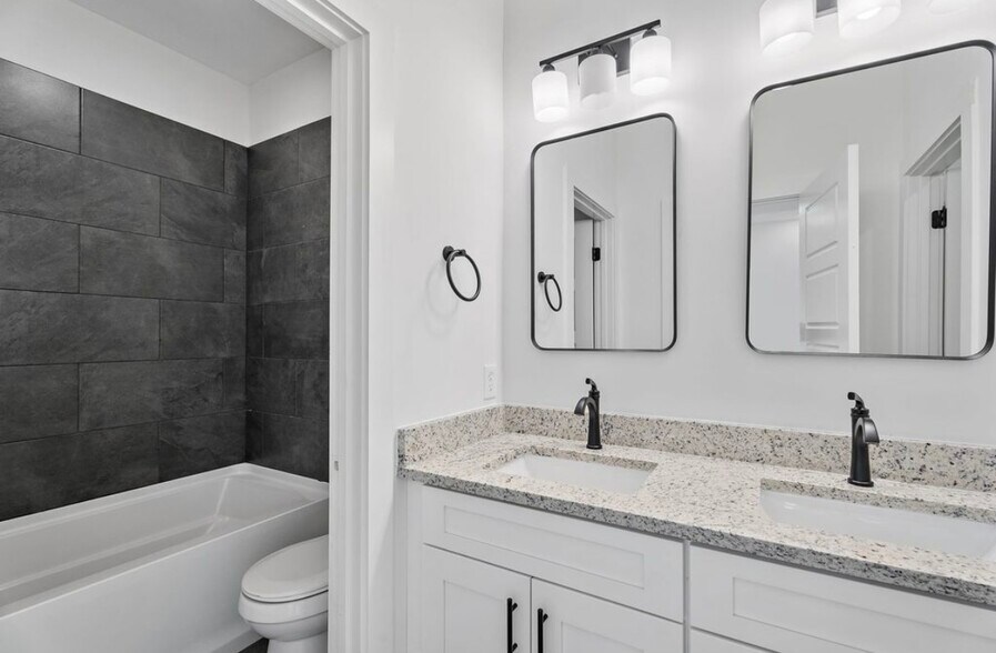 Building Photo - 2142 18th Ave N