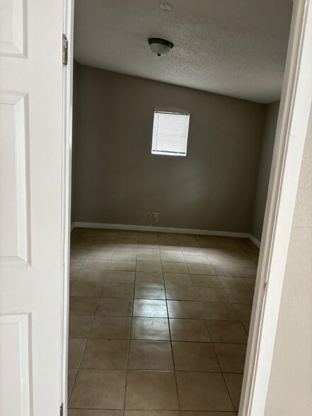 Building Photo - 230 Schmeltzer Ln