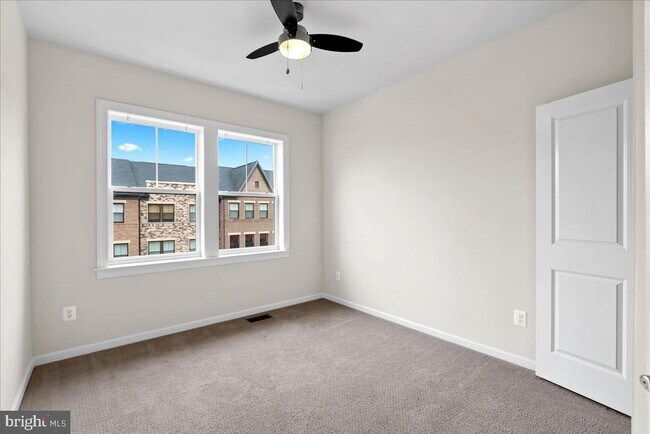 Building Photo - 45121 Kincora Dr