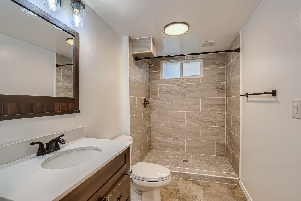 Ensuite bath in basement - 451 NE Sumner St