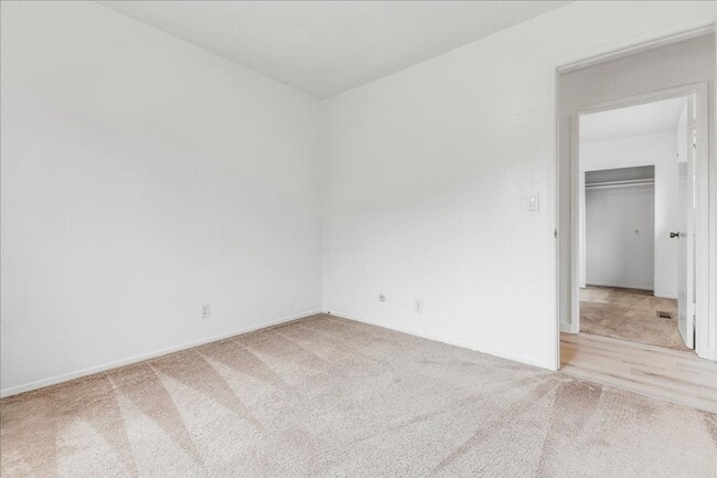 Building Photo - Four Bedroom in Oak Hill Oaks