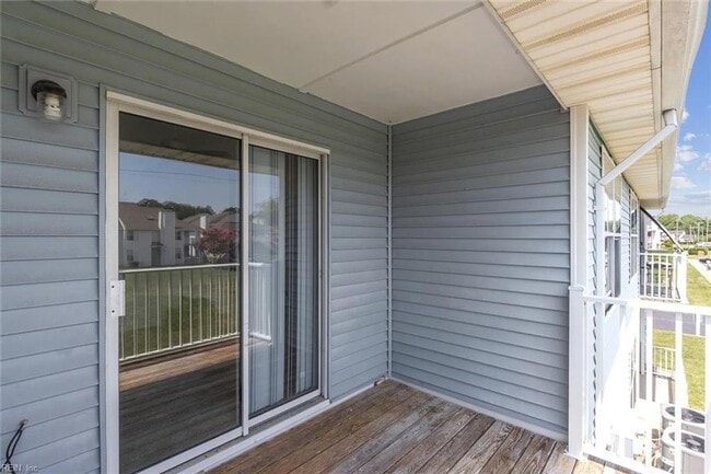 Building Photo - Charming Top-Floor Condo in the Heart of Virginia Beach