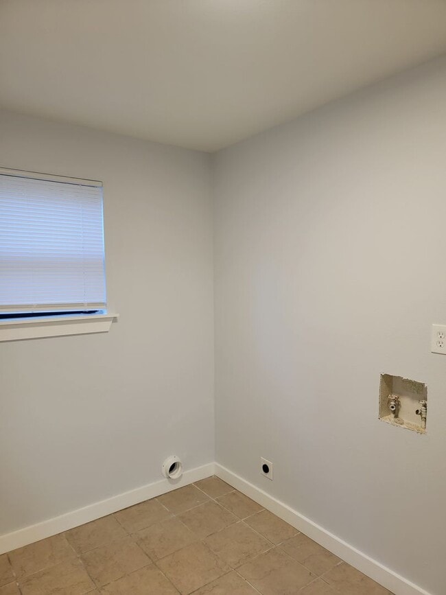 Building Photo - Three bedroom duplex!