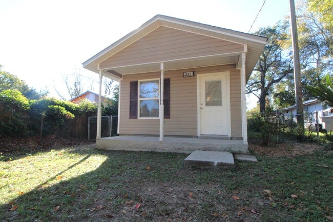 Building Photo - Updated 2BR Home with New Appliances Near Downtown – HUD Accepted