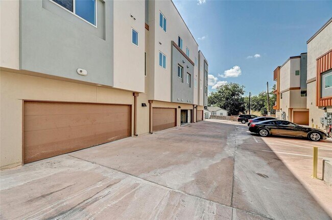 Building Photo - 2827 Manor Rd