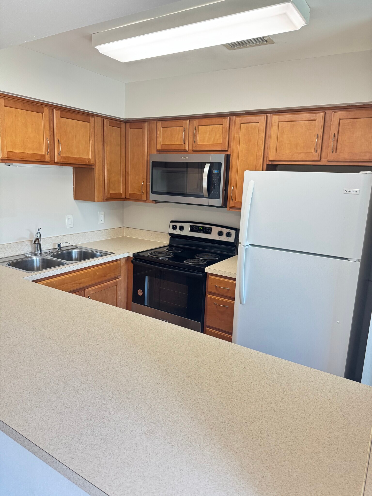 Building Photo - 610 Casa Park Court O