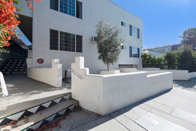 Building Photo - 1008 N Stanley Ave