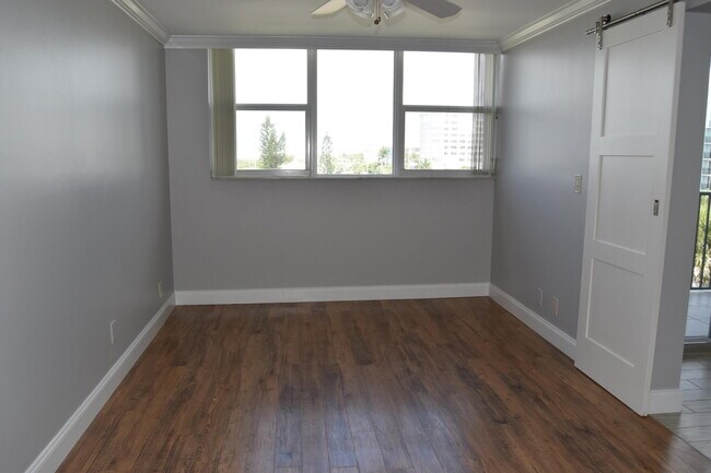 Building Photo - 1238 Hillsboro Mile