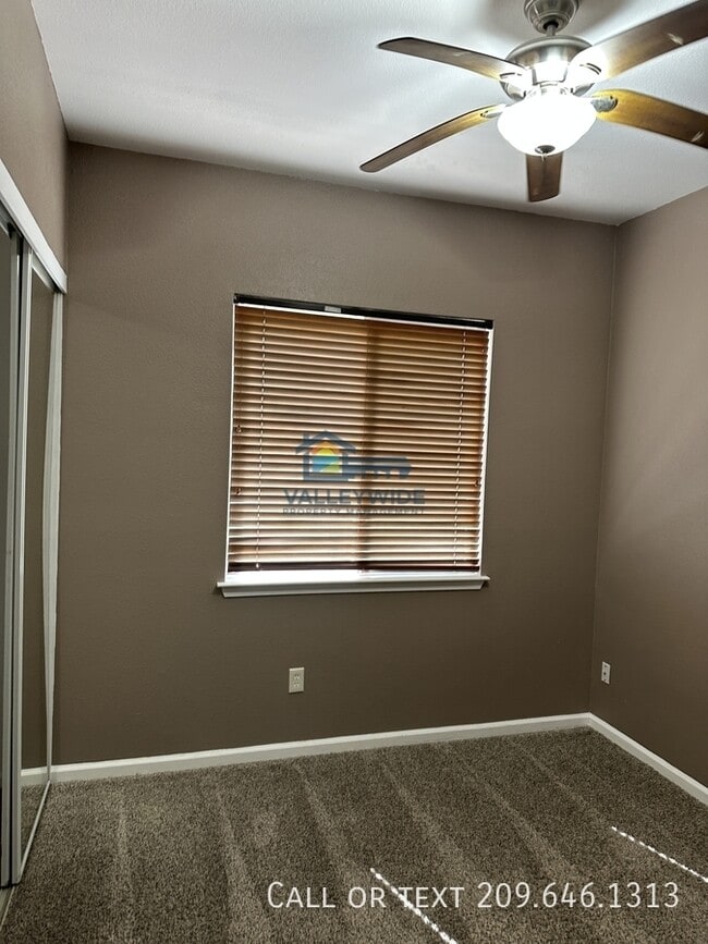 Building Photo - 2555 Crestmore Cir