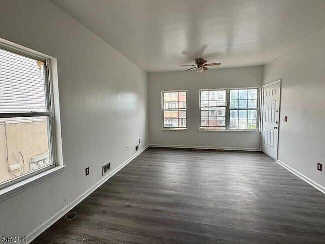 Building Photo - 142 Ege Ave