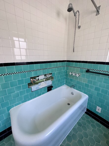 Building Photo - 325-327 S Detroit St