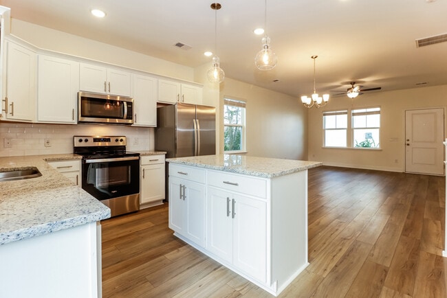 Building Photo - 3 Bedroom in Hanahan, SC