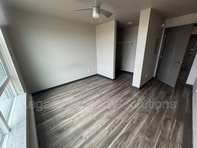 Building Photo - 226 E Greenfield Ln