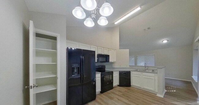 Building Photo - MOVE IN READY