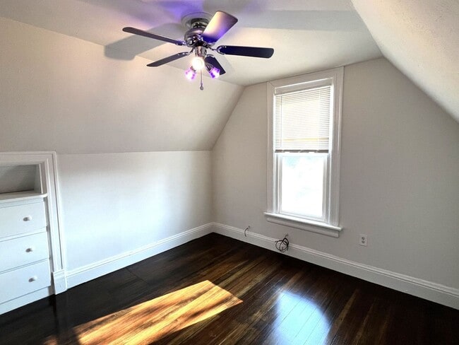Building Photo - Beautiful original woodwork!  3 bed South Omaha home!