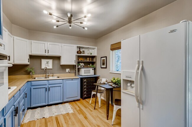 Building Photo - 6047 Independence St