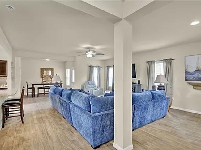 Building Photo - Beautiful Home
