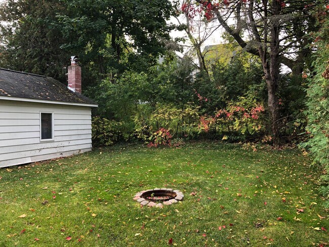 Shared Backyard - 419 Monroe St