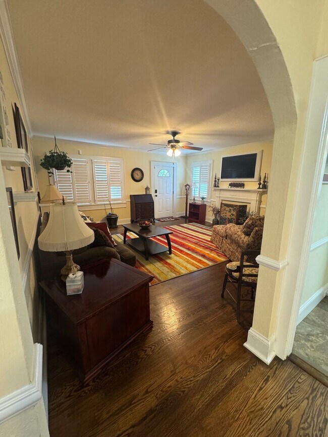 Building Photo - Knoxville 37917 - 2 bedroom, 1 bath - call Lisa Vineyard 865-216-9334
