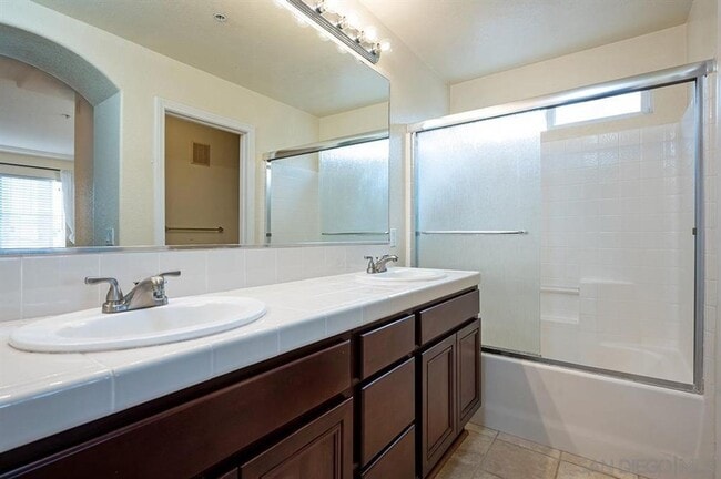 Building Photo - Gorgeous Townhome in Liberty Station!