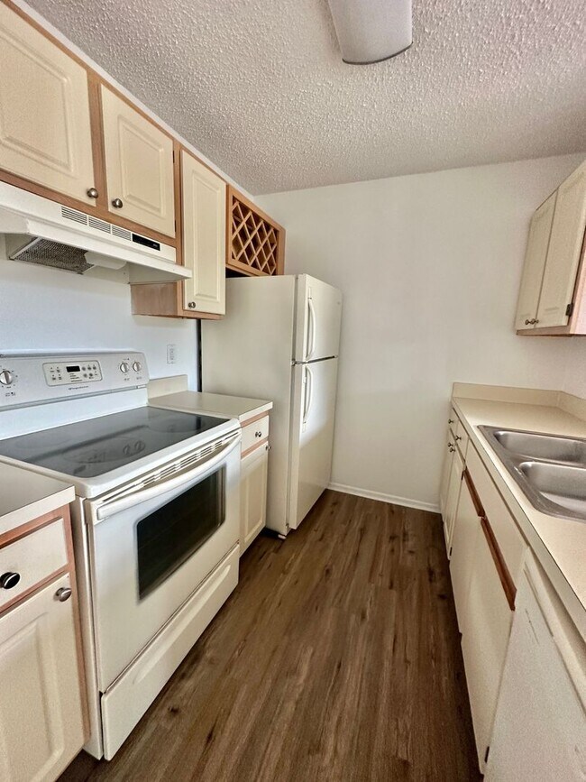 Building Photo - Beautiful 1 bed 1 bath condo in pristine l...