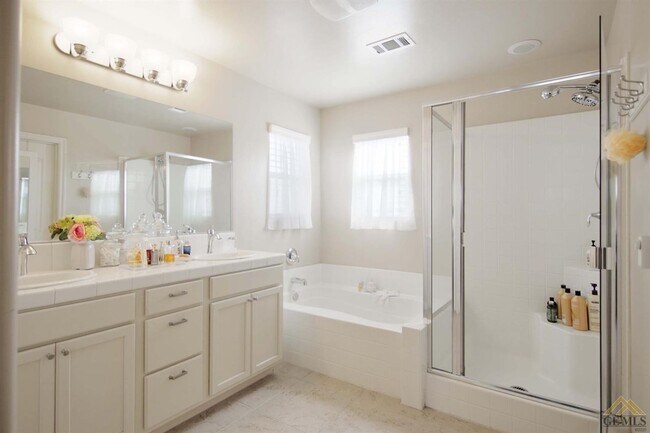 Building Photo - Gorgeous Home in a Gated Community with Pool!