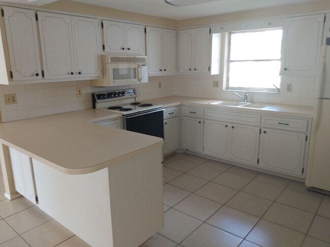 Building Photo - 2 Bed/2 Bath 1200 Sq. Ft. home with BONUS ROOM, indoor laundry & a fenced yard!!