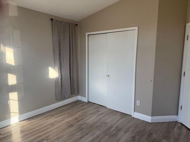 Building Photo - Great Area, 3 Bedroom, 2 Bath with major kitchen appliances.