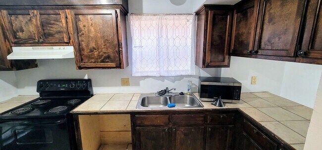 Building Photo - 13932/13934 Azalea Park Ave