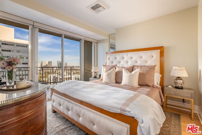 Building Photo - 10727 Wilshire Blvd