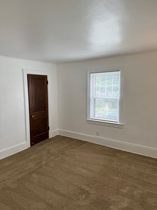 Building Photo - 845 E University Ave