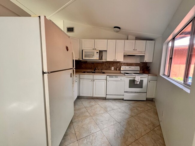 Building Photo - Rental
