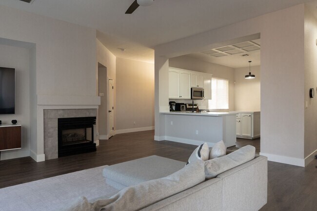 Building Photo - Stunning 3 Bedroom 2 Bath Home