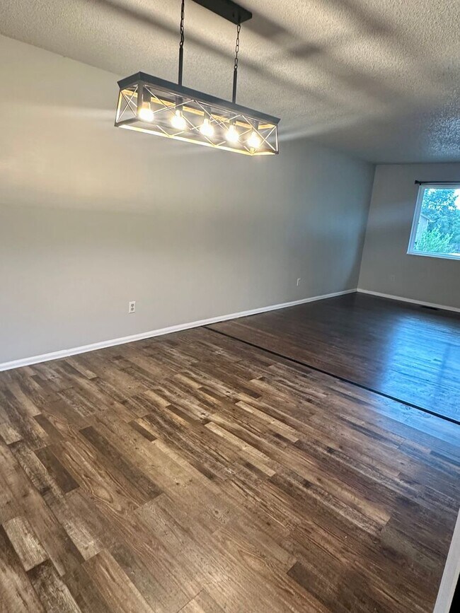 Building Photo - Updated Split-Level Gem | 5BD, 3BA | Large...