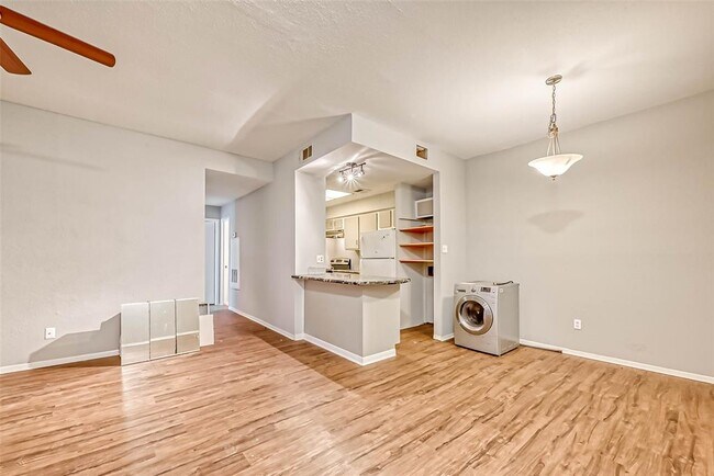 Building Photo - 9009 Richmond Ave.