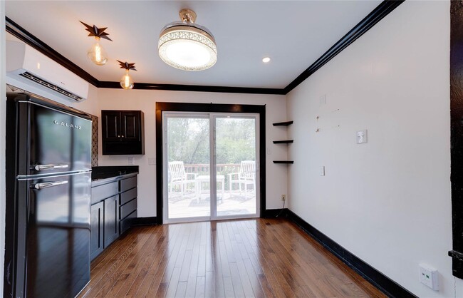 Building Photo - Efficiency Garage Apartment in the Histori...