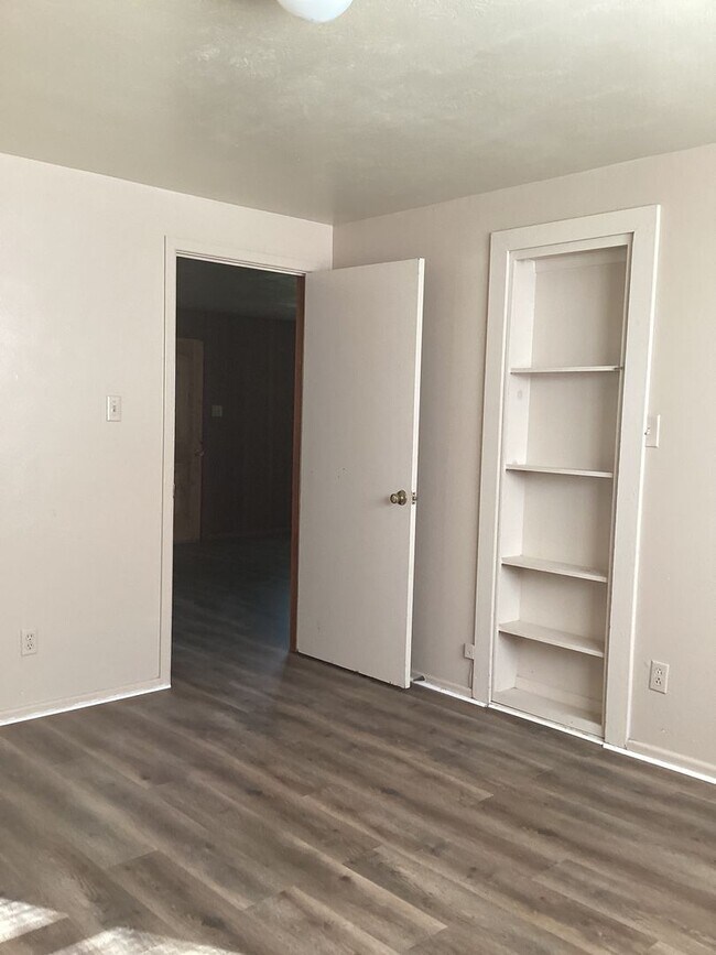 Building Photo - Country living close to town in Portales!