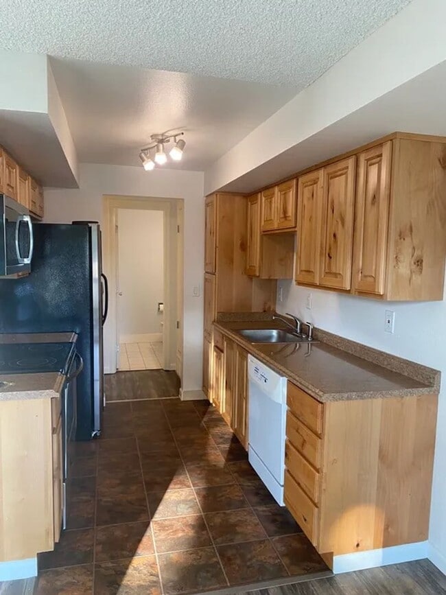 Building Photo - Charming & Cozy Condo