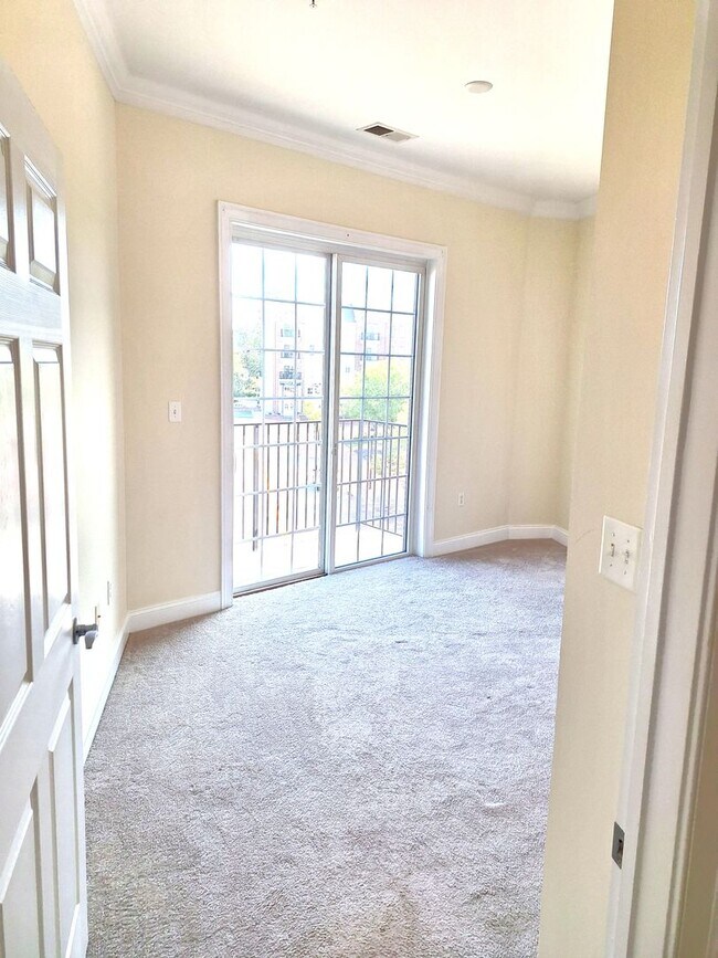 Building Photo - 3 bedroom/ 2 bathroom- Bennington on the Park
