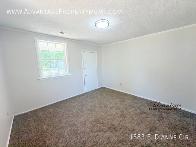 Building Photo - 1583 E Dianne Cir
