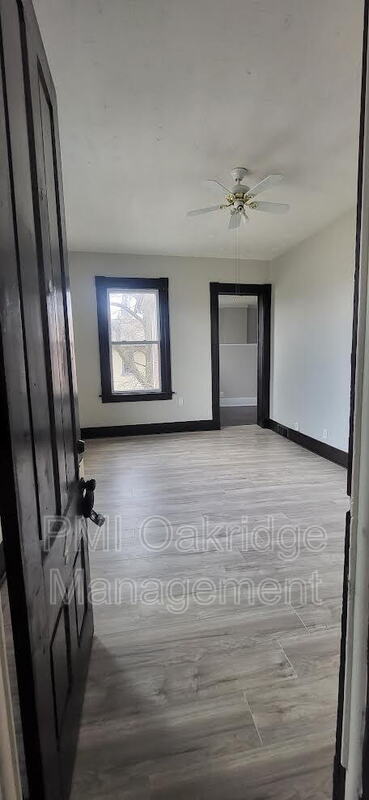 Building Photo - 431 W Ash St