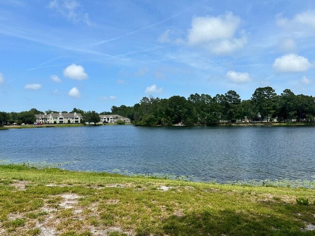 Building Photo - 2 Bed/2 Bath, Gated Community, Close to Sh...