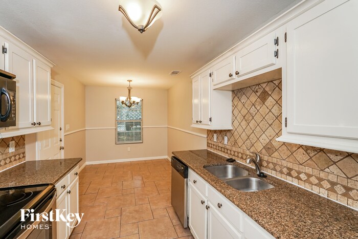 Building Photo - 916 Meadow Park Dr